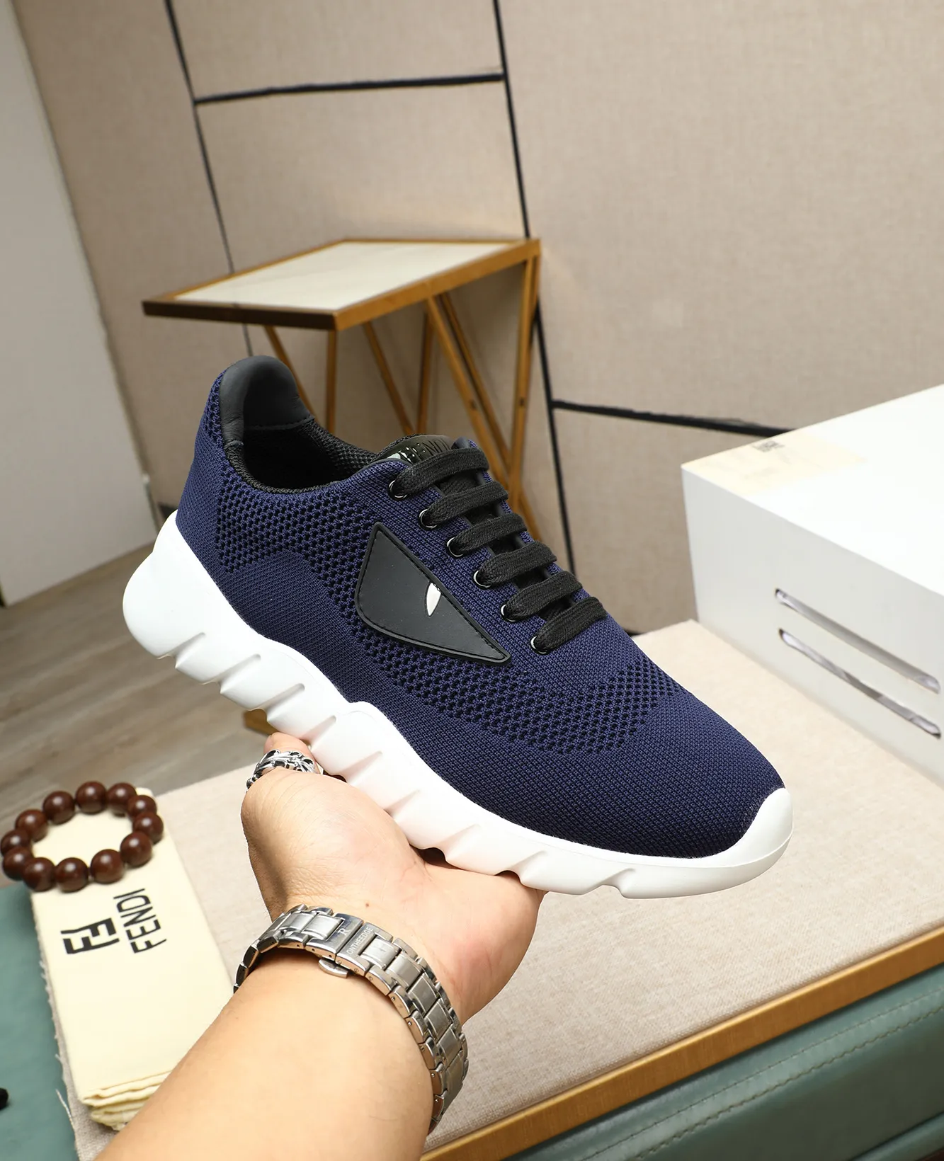 Men's Men's Shoes 💰680 Fendi Fendi's latest Tag series of men's casual mesh sports running shoes, originally purchased and developed, this Tag sports shoe is a one-leg sneaker, made of black high-tech mesh material with gray neoprene details. Oversized FENDI lettering on the side and translucent rubber details. Light and flexible rubber running shoe soles, beautifully packaged at the delivery counter, customized breathable lining, original molded foam rubber outsole, sole thickness: 3.5CM! Size: 39-44 (customized at 38.45.46)